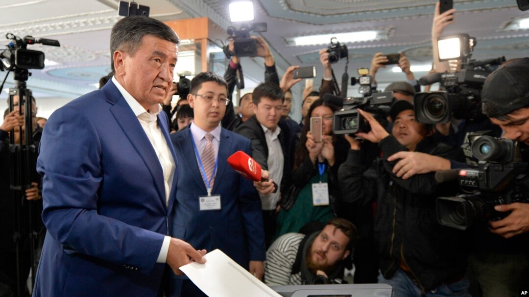Sooronbay Jeenbekov saylov uchastkasida ovoz bermoqda, 15-oktabr, 2017-yil.