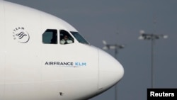 Pilot Air France-KLM memarkir pesawat Boeing 777-nya setelah mendarat di Bandara Internasional Charles de Gaulle, di Roissy, dekat Perancis, 27 Oktober 2015. (Foto: Reuters)