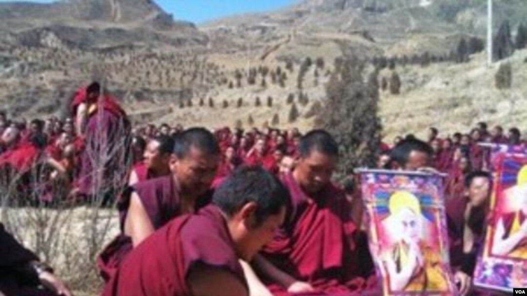 Para bhiksu Tibet melakukan doa bersama bagi petani Sognam Darye yang tewas membakar diri (18/3).