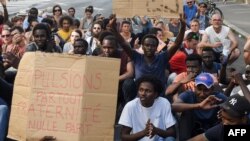 Jeunes manifestants pro-migrants à Nantes, France, le 2 août 2018.