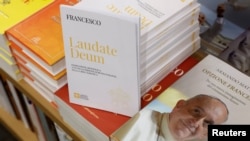 El documento del papa Francisco “Laudate Deum” (“Alabado sea”) se observa en una librería cerca del Vaticano el 4 de octubre de 2023. 