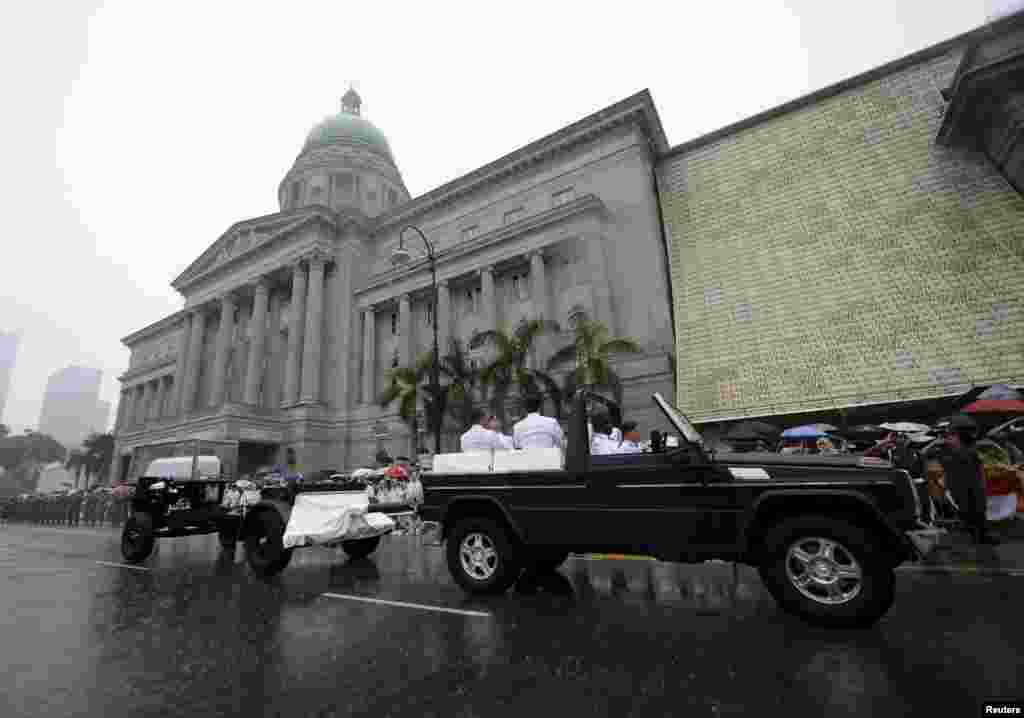 The funeral cortege carrying the body of Singapore&#39;s former Prime Minister Lee Kuan Yew drives past the old Supreme Court, March 29, 2015.