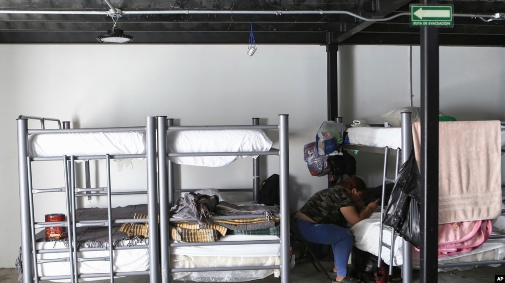 Una persona revisa su teléfono celular dentro de un refugio para migrantes en Ciudad Juárez, México, el lunes 26 de junio de 2023. Sin darse cuenta, los migrantes en América Latina financian la desinformación durante sus viajes a EEUU.(Foto AP/Christian Chávez)