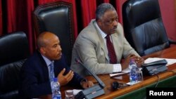 Le ministère de la Défense Siraj Fegessa et le président de l'Assemblée nationale Abadula Gemeda, à droite, à Addis Ababa, le 4 août 2017.