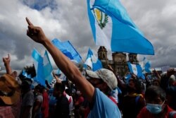 Manifestantes frente al Congreso en Ciudad de Guatemala el sábado 21 de noviembre de 2020, protestan contra el presidente Alejandro Giammattei y legisladores por la aprobación del presupuesto 2021 que redujo fondos de programas sociales.