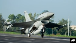 ထိုင်ဝမ် F-16 တိုက်လေယာဉ်တစီး။ (စက်တင်ဘာ ၁၆၊ ၂၀၁၄)