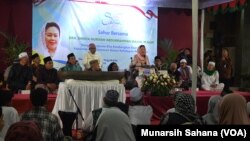 Shinta Nuriyah Abdurrahman Wahid (duduk di tengah) sedang berbicara didepan tokoh dan umat lintas agama pada acara Sahur Bersama di halaman gereja St. Maria Assumpta Gamping Sleman, Daerah Istimewa Yogyakarta Sabtu dinihari (26/5/2018) (foto: VOA/Munarsih