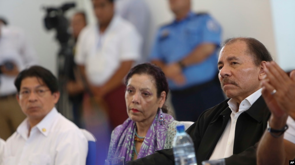 ARCHIVO - En esta foto de archivo del 16 de mayo de 2018, el presidente de Nicaragua, Daniel Ortega, a la derecha, y la vicepresidenta y primera dama, Rosario Murillo, asisten a la apertura de un diálogo nacional en Managua, Nicaragua. 