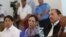 ARCHIVO - En esta foto de archivo del 16 de mayo de 2018, el presidente de Nicaragua, Daniel Ortega, a la derecha, y la vicepresidenta y primera dama, Rosario Murillo, asisten a la apertura de un diálogo nacional en Managua, Nicaragua. 