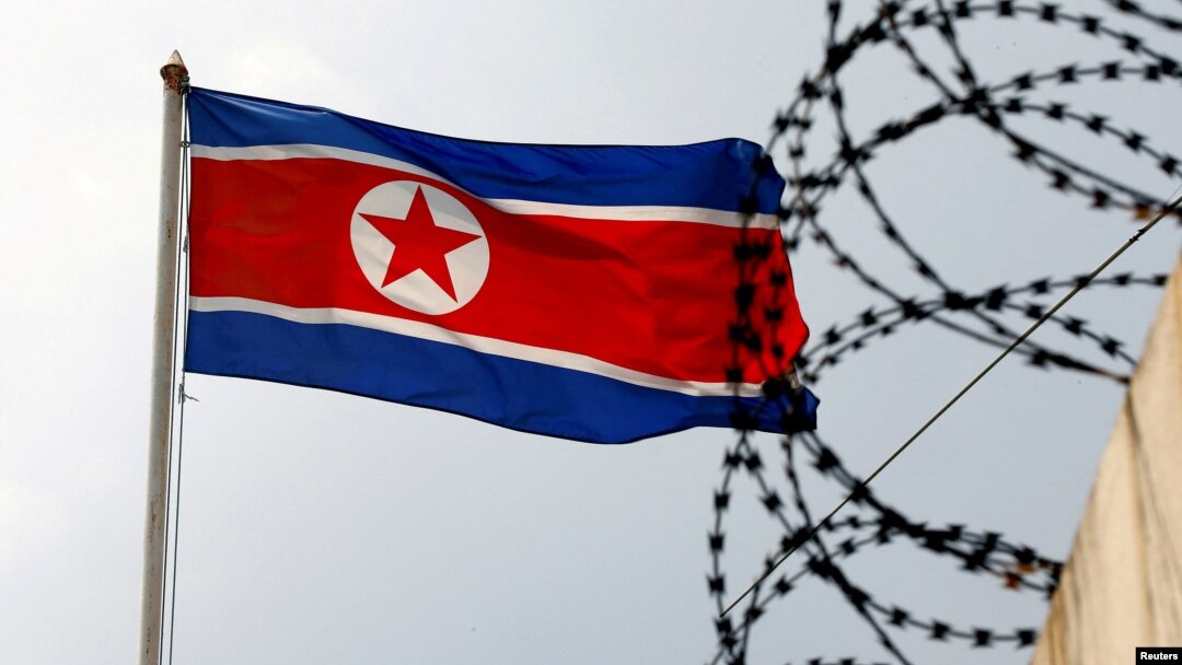 Bendera Korea Utara berkibar di samping kawat berduri di Kedutaan Besar Korea Utara di Kuala Lumpur, Malaysia, 9 Maret 2017. (Foto: REUTERS/Edgar Su)
