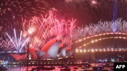 Un espectáculo pirotécnico sobre el emblemático Harbour Bridge y Opera House de Sydney dieron la bienvenida al 2020 (Foto: AFP/Peter Parks)