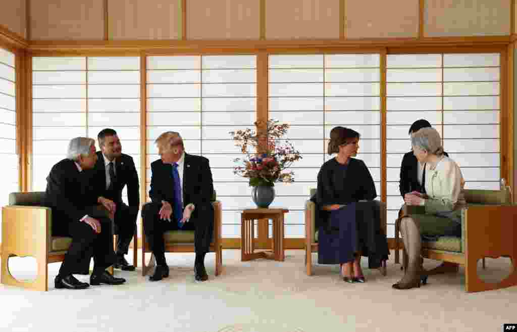 U.S. President Donald Trump talks with Japan&#39;s Emperor Akihito while his wife Melania talks with Empress Michiko at the Imperial Palace in Tokyo.