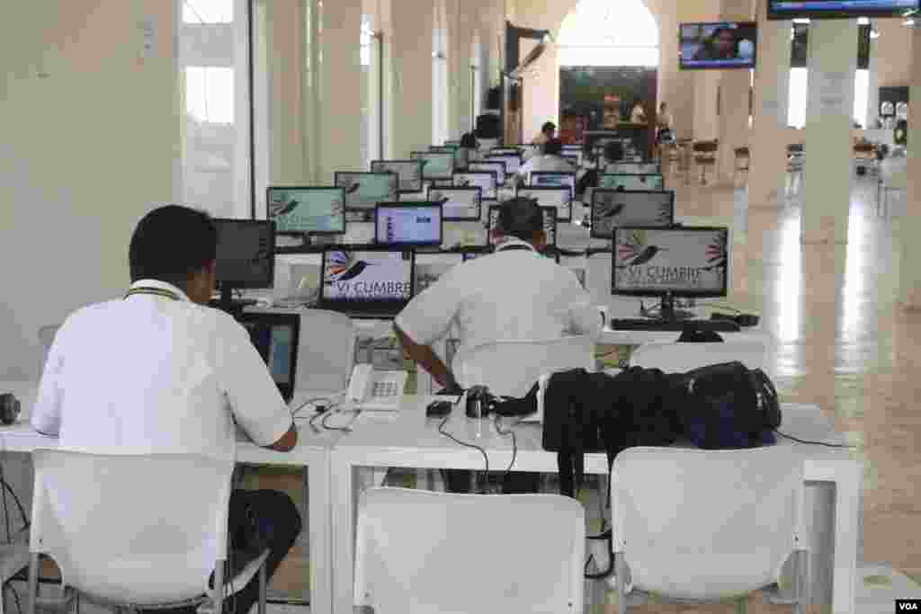 Periodistas en el Centro de Prensa, Cartagena, Colombia.&nbsp; (Iscar Blanco, VOA)