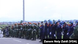 À l'aéroport international de Goma, les policiers et militaires en attente de l'arrivée du gouverneur militaire du Nord-Kivu, le lieutenant-général Constant Ndima Kongba à Goma, le 10 Mai 2021.