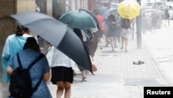 香港防暴警察用胡椒喷剂驱散利用午餐时间抗议国旗法的示威者（2020年5月27日）