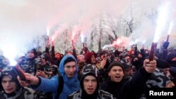 Activistas de partidos de ultra derecha queman banderas durante un mitin en apoyo a la marina ucraniana, el 16 de noviembre de 2018.