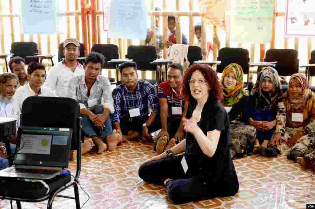 VOA Learning English's Anna Matteo trains English teachers at Rohingya refugees' Camp 4 in Cox's Bazar Mar. 30, 2019. (Hai Do/VOA)