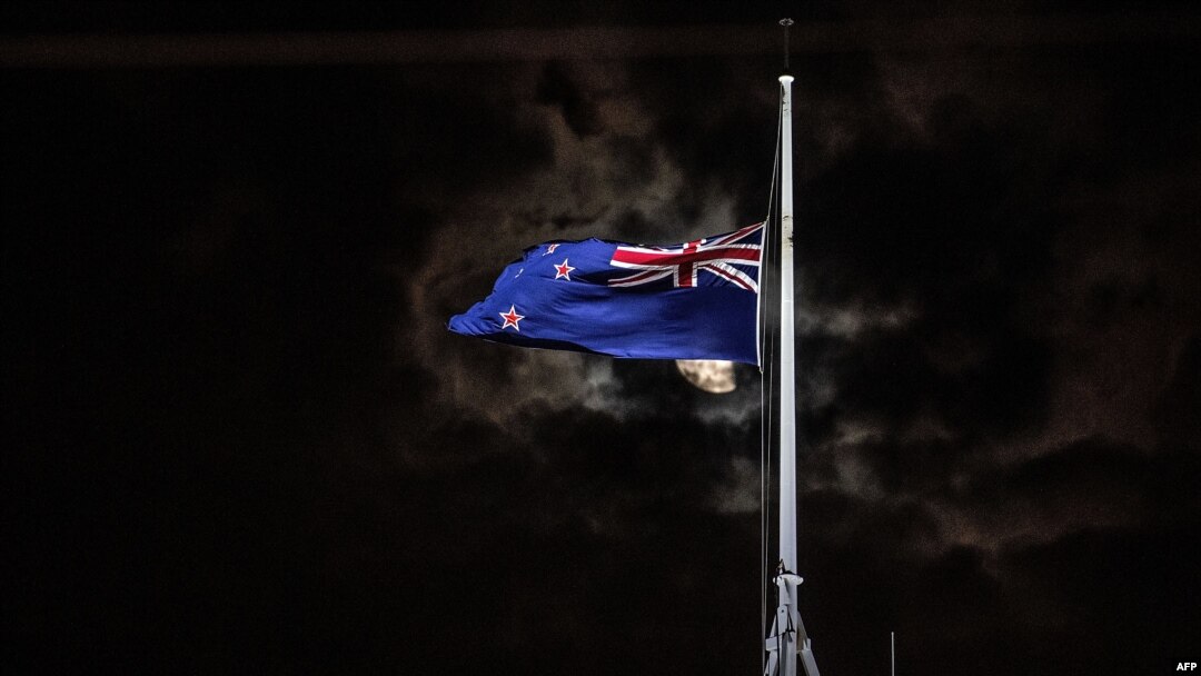 Bendera nasional Selandia Baru dikibarkan setengah tiang di gedung Parlemen di Wellington pada 15 Maret 2019. (Foto: AFP)