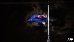 Bendera nasional Selandia Baru dikibarkan setengah tiang di gedung Parlemen di Wellington pada 15 Maret 2019. (Foto: AFP)