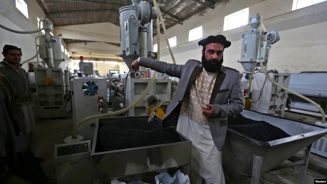 Najib Ullah Latify, pemilik pabrik pipa di Kabul, yang seperti perusahaan lainnya, membayar pajak 20 persen. (Reuters/Omar Sobhani)