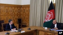 El presidente afgano Ashraf Ghani, a la derecha, se reúne con el secretario de Estado de los Estados Unidos, Antony Blinken, y sus delegaciones, en el palacio presidencial en Kabul, Afganistán, el jueves 51 de abril de 2021. 