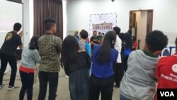 Kegembiraan perwakilan anak-anak Indonesia dari 9 provinsi yang bertemu dengan Anggota Komite Hak Anak PBB, Mikiko Otani di Jakarta, Minggu (24/11). (Foto: VOA/Sasmito)