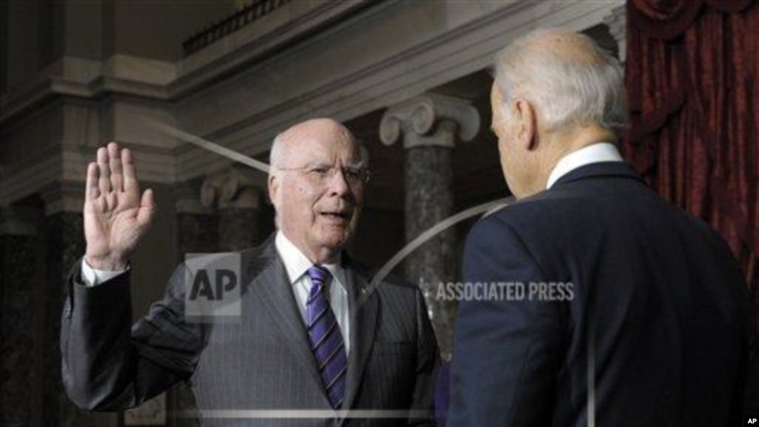 Wakil Presiden Joe Biden (kanan) mengambil sumpah Senator PatrickLeahy dari Vermont sebagai pejabat sementara presiden di majelis tinggi Kongres di Capitol Hill, Washington, Selasa, 18 Desember 2012. (AP Photo/Susan Walsh)