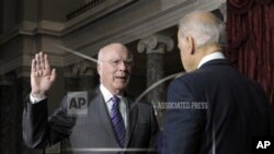 Wakil Presiden Joe Biden (kanan) mengambil sumpah Senator PatrickLeahy dari Vermont sebagai pejabat sementara presiden di majelis tinggi Kongres di Capitol Hill, Washington, Selasa, 18 Desember 2012. (AP Photo/Susan Walsh)