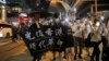 Para demonstran pro-demokrasi membentangkan spanduk bertuliskan "Bebaskan Hong Kong, Revolusi Sejarah Kita," dalam demo memperingati satu tahun unjuk rasa anti pemerintah di Hong Kong, Selasa, 9 Juni 2020. (Foto: AP)