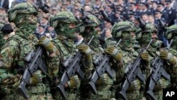 Vojska Srbije maršira u okviru parade u Nišu, 10. maj 2019. (Foto: AP)