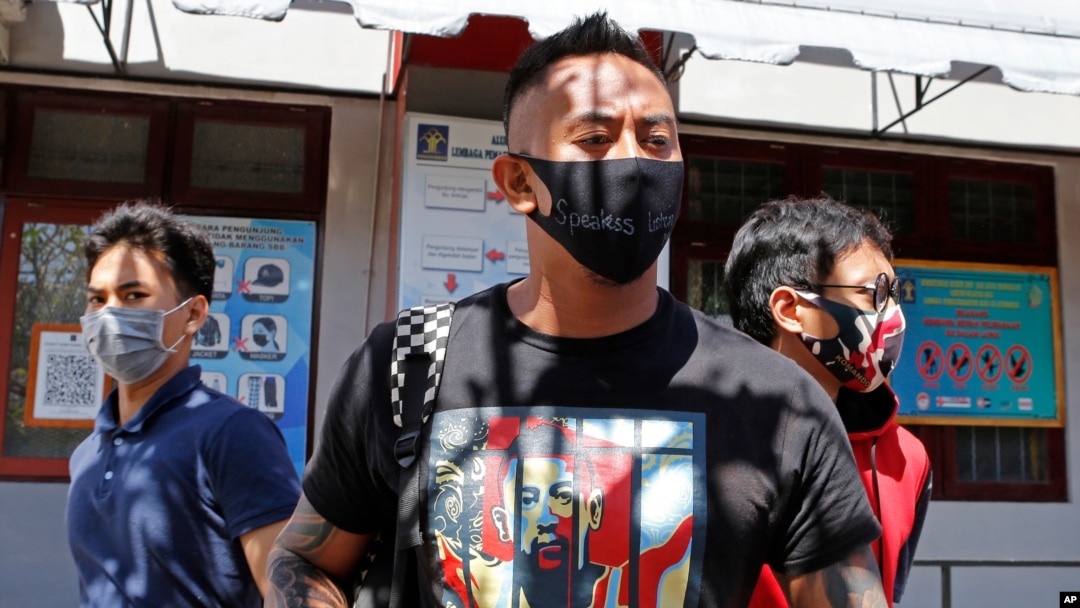Warga negara Australia, William Cabantog (tengah) meninggalkan penjara Kerobokan di Bali, Sabtu, 25 Juli 2020. (Foto: AP)