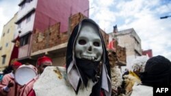 De jeunes Marocains participent au festival Boujloud, célébration populaire également appelée «Halloween marocaine» dans le quartier de Sidi Moussa à Salé, près de Rabat, le 27 octobre 2018.