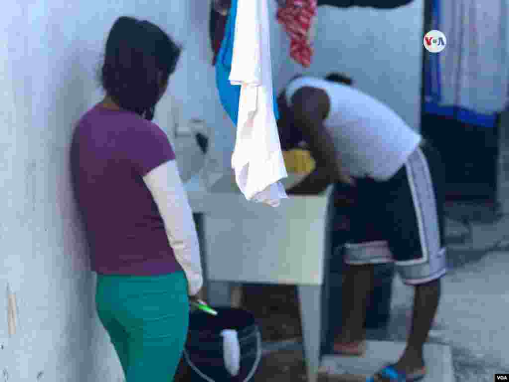 Esta niña migrante espera para lavarse los dientes en el refugio &ldquo;El Buen Pastor&rdquo;, en Ciudad Juárez, donde hay familias, hombres y mujeres que esperan cruzar a EE.UU.&nbsp;Photo: Celia Mendoza - VOA.