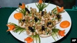 Ingliz tili va pazandalikni o'rganayotgan muhojirlar