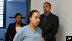 Cyntoia Brown bước vào phiên xử giảm tán tại Nhà tù Tennessee Prison giành cho phụ nữ ở Nashville, Tennessee, hôm 23/5/2018.