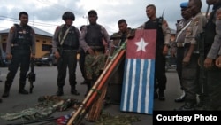 Aparat menggerebek lokasi yang diduga markas Komite Nasional Papua Barat (KNPB) Mimika di Jalan Cenderawasih, Timika, 14 Oktober 2019. (Foto: Humas Polda Papua)