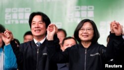 El vicepresidente electo de Taiwán, William Lai, y el actual presidente de Taiwán, Tsai Ing-wen, celebran en un mitin después de su victoria electoral, fuera de la sede del Partido Democrático Progresista (PPD) en Taipei, Taiwán, el 11 de enero de 2020. 