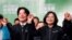 El vicepresidente electo de Taiwán, William Lai, y el actual presidente de Taiwán, Tsai Ing-wen, celebran en un mitin después de su victoria electoral, fuera de la sede del Partido Democrático Progresista (PPD) en Taipei, Taiwán, el 11 de enero de 2020. 