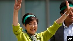东京都知事小池百合子2017年6月29日在“都民第一会”党举行的一场竞选集会上向支持者挥手致意。