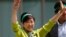 东京都知事小池百合子2017年6月29日在“都民第一会”党举行的一场竞选集会上向支持者挥手致意。
