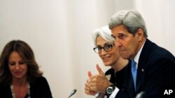 រដ្ឋមន្រ្តី​ការបរទេស​អាមេរិក​លោក John Kerry ​ក្នុង​ជំនួ​បជាមួយ​នឹង​ក្រុម​មន្រ្តី​ការបរទេស​នៅ​អំឡុង​ពេល​កិច្ច​ពិភាក្សា​នុយក្លេអ៊ែរ​ជាមួយ​អ៊ីរ៉ង់​នៅ​ទីក្រុងវីយេន ប្រទេស​អូទ្រីស នា​ថ្ងៃ​ទី១០ ខែ​កក្កដា ឆ្នាំ២០១៥។