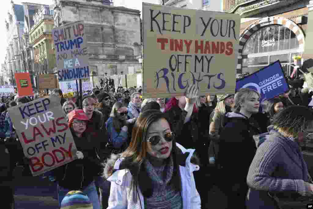 Протесты в Лондоне после инаугурации Дональда Трампа.&nbsp; На плакатах: &quot;Заткнись, Трамп, и приготовь мне бутерброд&quot;, &quot;Убери свои ручки от моих прав&quot;, &quot;Не трогай своими законами мое тело&quot;. 21 января 2017