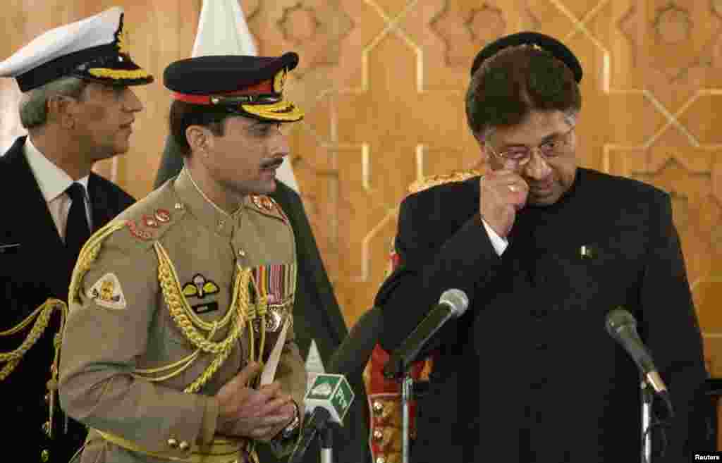 انتیس نومبر 2007 کو پرویز مشرف نے ایوانِ صدر اسلام آباد میں اپنے دورے کی دوسری مدت کے لیے حلف اٹھایا۔ ایک روز پہلے انہوں نے آرمی چیف کے عہدے سے استعفیٰ دے دیا تھا۔&nbsp; &nbsp;