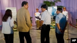 La primera dama de Venezuela Cilia Flores (izq.), su esposo el presidente Nicolás Maduro y el presidente de Bolivia Evo Morales, visitan el sitio designado para los homenajes a Fidel Castro en la Plaza de la Revolución de La Habana. 