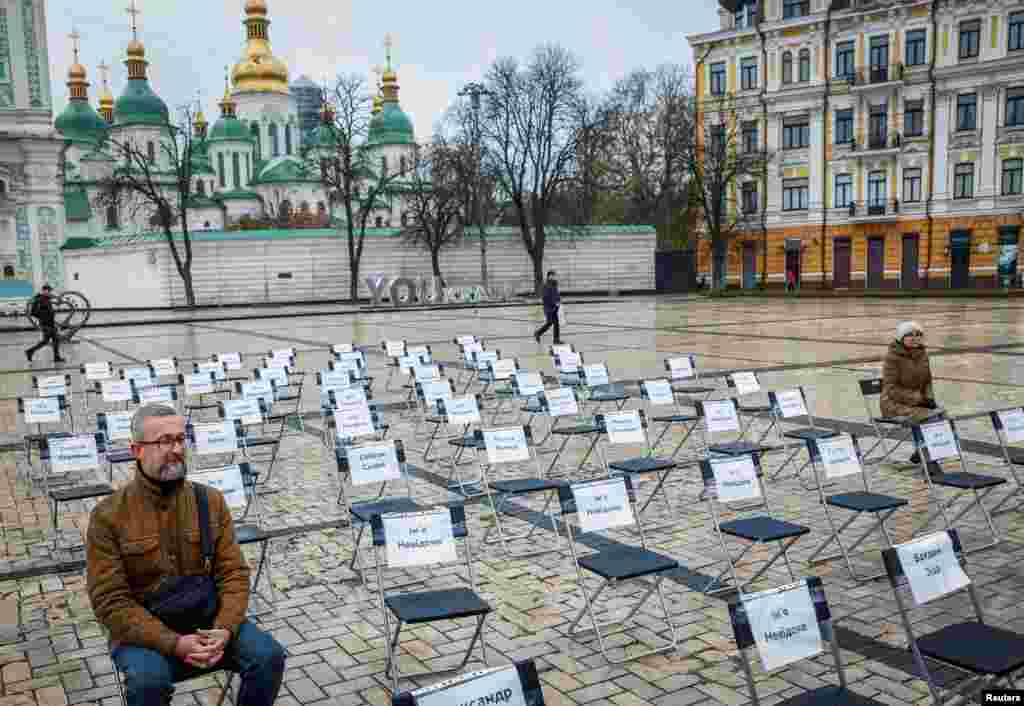 Deputy Chairman of the Mejlis of the Crimean Tatar Nariman Dzhelyal and human rights activist Liudmyla Huseinova, who were imprisoned on Russian-controlled Ukrainian territories and later released as part of a prisoner swap, take part in a commemoration of imprisoned, detained and missing journalists and artists, in Kyiv, Ukraine.