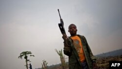 Un Maï-Maï Nyatura pose pour une photo à Kiseguro, 90 kilomètres au nord de Goma, en RDC, le 3 août 2013.