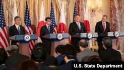 Dari kiri: Menhan Jepang Takeshi Iwaya, Menlu Jepang Taro Kono, Menlu AS Mike Pompeo dan Menhan Patrick Shanahan dalam konferensi pers di Washington DC, Jumat (19/4). 