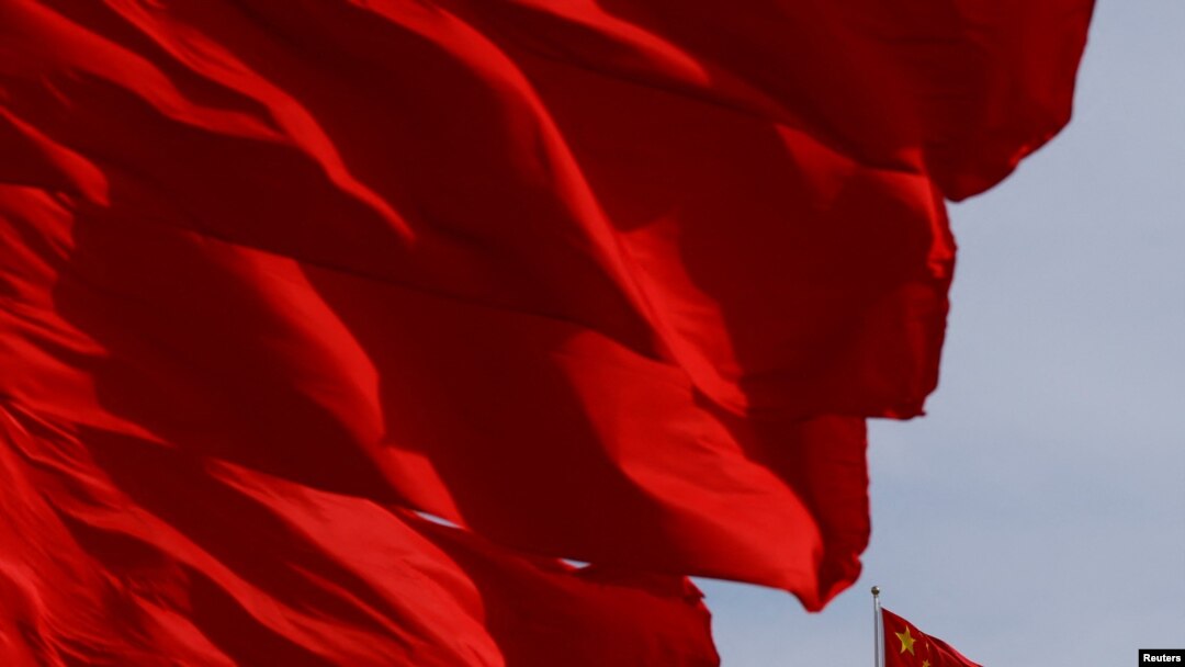 Banderas ondean al viento durante la ceremonia de apertura del Foro de la Franja y la Ruta (BRF) para conmemorar el décimo aniversario de la Iniciativa de la Franja y la Ruta en el Gran Salón del Pueblo en Beijing, China, el 18 de octubre de 2023.