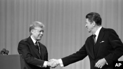 1980년 10월 미국 클리블랜드에서 열린 대선후보 토론에서 민주당 지미 카터 대통령과 공화당 로널드 레이건 후보가 악수하고 있다.