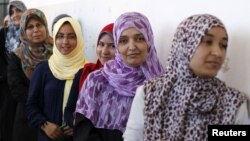 7일 리비아 트리폴리의 한 투표서에 줄을 선 여성 유권자들.